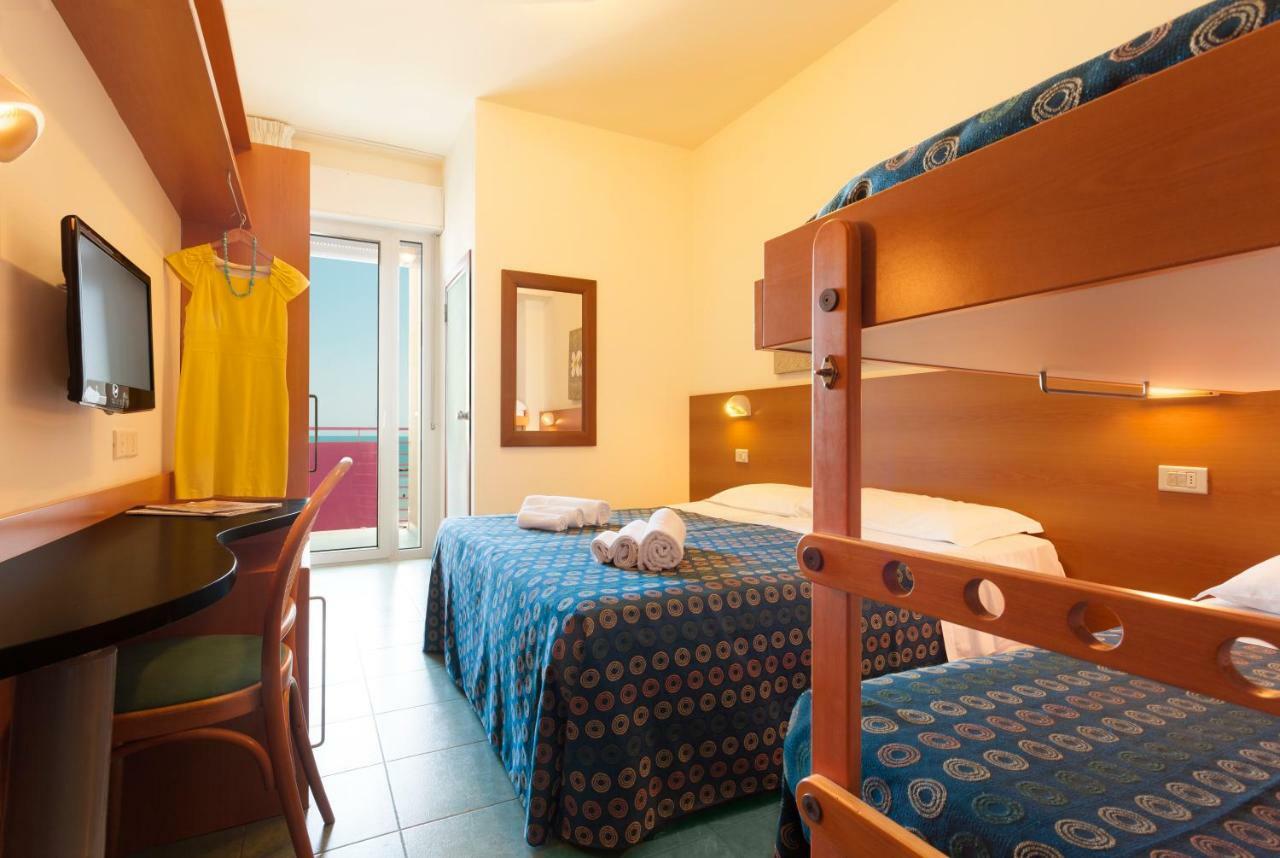 Hotel Atlantic Vista Mare Pésaro Exterior foto